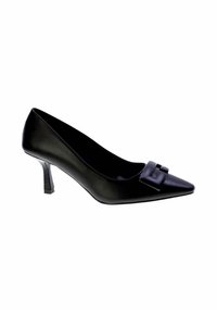 Scarpa con tacco alto nera, a punta, con una texture liscia e un accento decorativo a forma di fibbia sul davanti. Presenta un tacco affusolato.