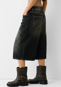 Bershka Farkkushortsit - black
