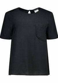 Top nero a maniche corte con scollatura rotonda e un dettaglio a chiave sul retro. Presenta una tasca arricciata sul lato sinistro. Tessuto dalla consistenza liscia.