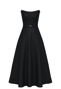 Czarna sukienka w kształcie litery A z dopasowaną górą, bez ramiączek, o teksturowanym materiale i dopasowanym paskiem z małym złotym akcentem w talii.