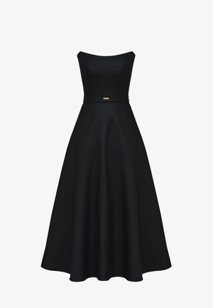 Czarna sukienka w kształcie litery A z dopasowaną górą, bez ramiączek, o teksturowanym materiale i dopasowanym paskiem z małym złotym akcentem w talii.