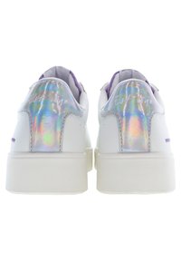 Scarpe da ginnastica bianche con tomaia in pelle liscia, dettagli iridescenti sul tallone e una robusta suola bianca. Fodera interna viola visibile nella parte superiore.