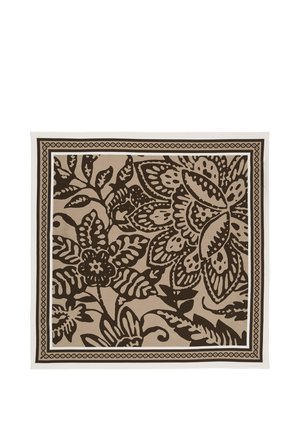 Kwadratowa tkanina z ciemnobrązowymi wzorami kwiatów i liści na beżowym tle, oprawiona ozdobną podwójną ramką.