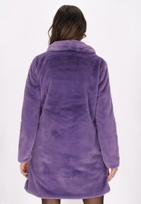 Lilla faux fur frakke, midt på låret længde, lange ærmer, sjalskrave, blød tekstur med en glat finish, ingen synlig hardware eller detaljer.