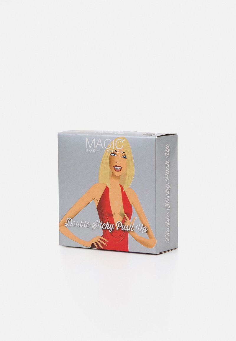 Siva embala za "Double Sticky Push Up" z ilustracijo blondinke v rdeči obleki, ki poudarja globok izrez in roke na bokih.