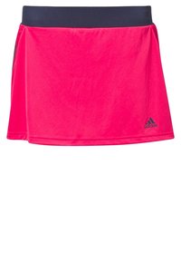 Falda deportiva rosa con una cintura de color azul marino, hecha de un tejido suave y elástico. Presenta un logo de adidas en la parte inferior derecha.
