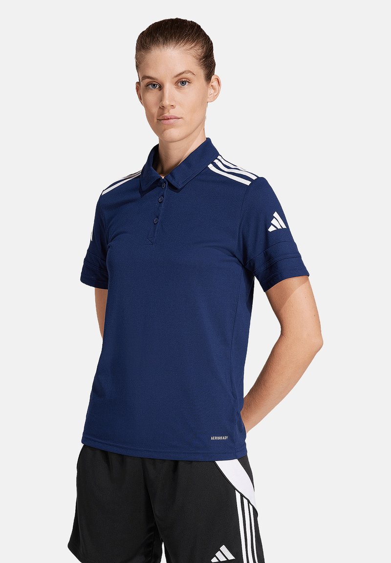 Navyblaue Poloshirt mit kurzen Ärmeln, flachem Kragen, Dreiknopfverschluss und weißen Streifen auf den Schultern. Hergestellt aus atmungsaktivem Stoff.
