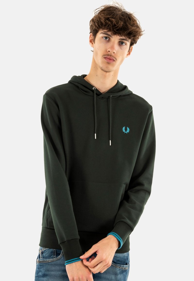 Felpa verde scuro con tasca frontale, cappuccio con cordini e logo ricamato blu. Presenta polsini a coste con dettagli blu. Materiale in misto cotone.