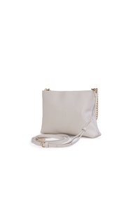 Svetlo šedá kožená crossbody taška s hladkým povrchom, obdĺžnikovým tvarom, zlatými reťazovými detailmi a odnímateľným popruhom.