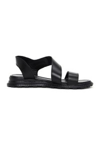 Sandali in pelle nera con due cinturini incrociati e un cinturino posteriore; suola piatta con gomma testurizzata per una presa migliore; finitura liscia e design minimale.