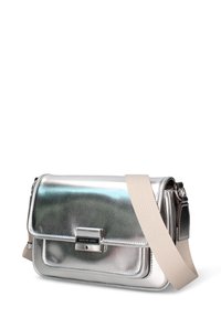 Borsa a tracolla in argento metallizzato con tracolla color cuoio, design elegante, forma rettangolare, patta frontale e una piccola chiusura in metallo color argento.