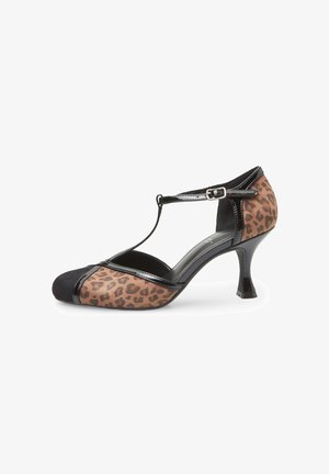 Chaussure à talon haut en imprimé léopard avec un embout en daim noir et des accents en cuir verni. Présente une bride en T et un talon fin et courbé.