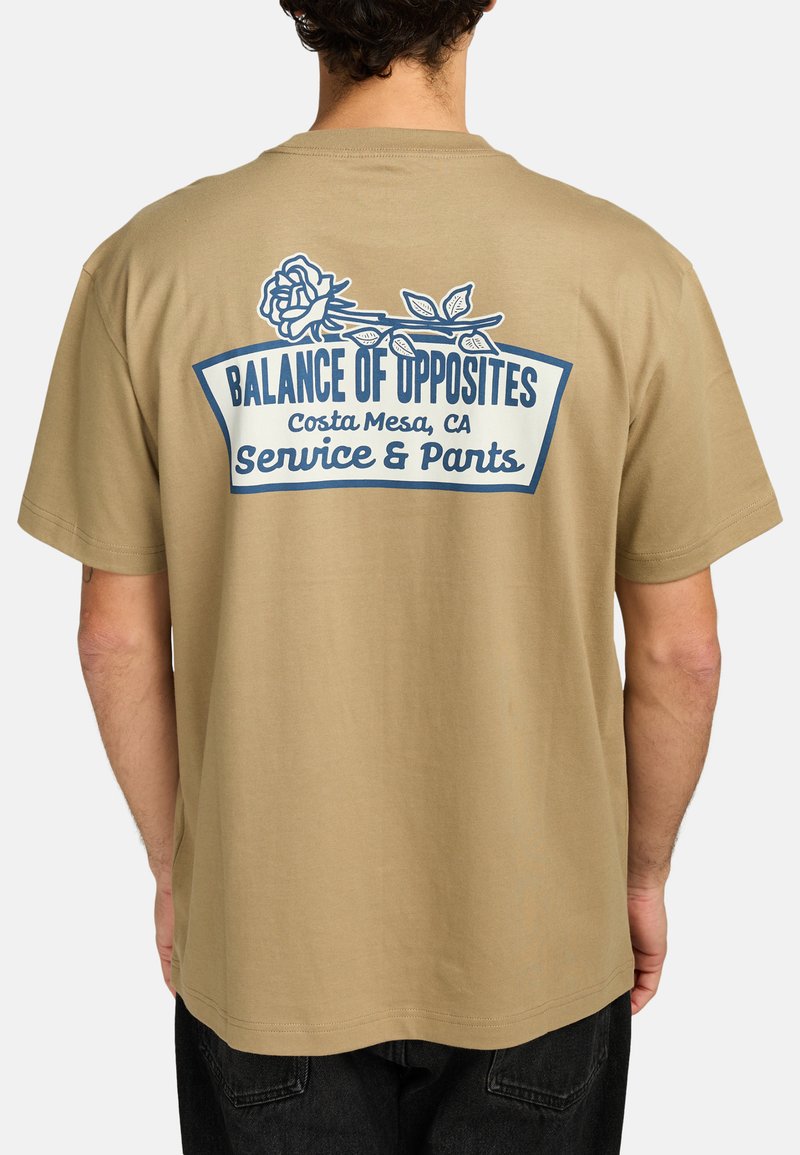 Lichte katoenen t-shirt met een blauwe grafische print en de tekst "Balans van Tegenstellingen" en een rozenontwerp op de achterkant. Korte mouwen.
