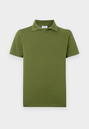 Polo verde-oliva feito de algodão macio. Apresenta uma gola clássica e mangas curtas, com uma bainha reta e costuras mínimas.