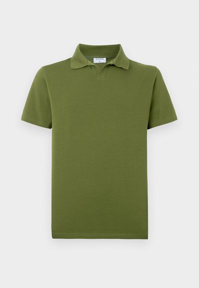 Olivzaļš polo krekls no gludas kokvilnas. Tam ir klasiskas apkakles un īsām piedurknēm, ar taisnu apakšmalu un minimālu šuvju skaitu.