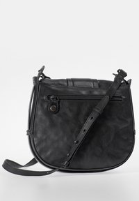 Schwarze Leder-Crossbody-Tasche mit runder Form, Reißverschlussfach, verstellbarem Tragegurt und strukturiertem Oberflächenmaterial. Langlebiges und vielseitiges Design.