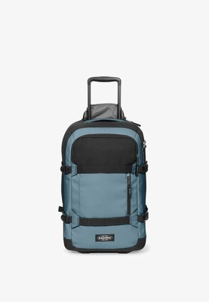 Bolsa de viaje con ruedas en azul y negro con bolsillo delantero con cremallera, correas laterales ajustables y asa telescópica extendida.