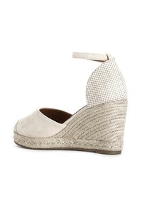 Espadrille beige con zeppa, in tessuto testurizzato, tacco avvolto in corda e cinturino alla caviglia. Il design presenta un pannello posteriore a scacchi.