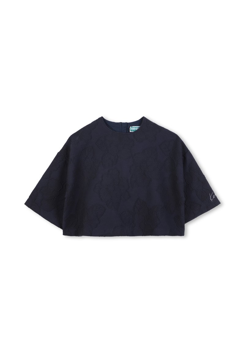 Marineblauwe cropped blouse met brede korte mouwen, ronde halslijn en een subtiel bloemenborduurpatroon over de stof.