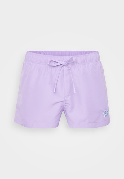 Shorts de banho lilás com cintura elástica, cordão e logótipo bordado discreto no lado direito. Tecido suave e leve.