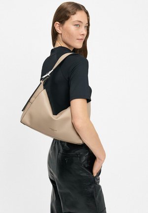 Borsa a tracolla in pelle beige con un design morbido e tracolla regolabile, caratterizzata da una superficie liscia e un logo del marchio discreto.
