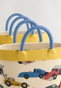 Sac fourre-tout coloré avec un design représentant divers véhicules. Il a des poignées bleues, un bord supérieur jaune et un intérieur en tissu texturé.