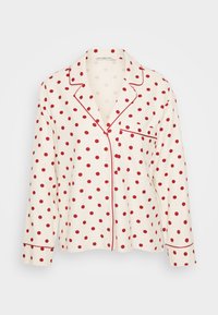 Bílá košile s dlouhým rukávem, která má červené puntíky a kontrastní červené lemování kolem límce a kapsy. Vyrobena z jemné tkaniny.