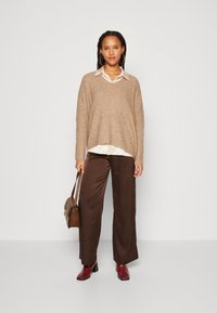 Mos Mosh THORA V-NECK - Strickpullover - roasted cashew