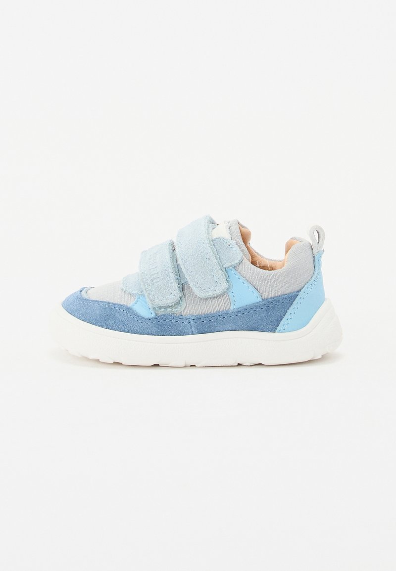 Blauwe en grijze kindersneakers met klittenbandsluitingen, zachte suede en mesh materialen, en een witte zool. Versterkt met een lichtblauwe hak.