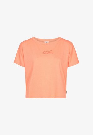 Lühikeste varrukatega korallivärvi T-särk, mis on valmistatud pehmest materjalist. Omab ümmargust kaelust ja peent "O'Neill" tikandit rinnas.