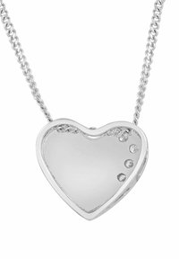 Collana con ciondolo a forma di cuore in argento, con superficie liscia e riflettente e tre piccoli cristalli decorativi, sospesa da una catena intrecciata.