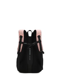 Zwarte en roze rugzak met een textuurstof, verstelbare schouderbanden en een prominent logo aan de voorkant. Gestructureerd ontwerp met ergonomische ondersteuning.