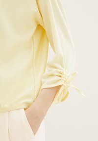 TOM TAILOR DENIM STRUCTURED STRIPE - Ilgarankovis viršutinės dalies drabužis - small yellow white stripe