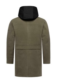 Olīvu zaļš mētelis ar melnu kapuci, ar taisnu piegriezumu, garām piedurknēm un divām aizmugurējām kabatām. Izgatavots no teksturēta auduma.