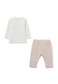 Camisa blanca de manga larga con botones en la espalda y pantalones beiges con puños doblados. Tejido suave y ligero, adecuado para uso casual.