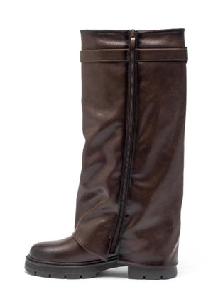 Stivale alto in pelle marrone scuro con cerniera laterale, punta rotonda, suola piatta carrarmato e cinturino decorativo vicino alla parte superiore.