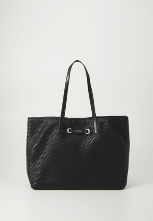 Mustajana must tote-kott, millel on kudumise tekstuur, kaks õlarihma, hõbedased lisad ja logo detail keskel. Ristkülikukujuline.