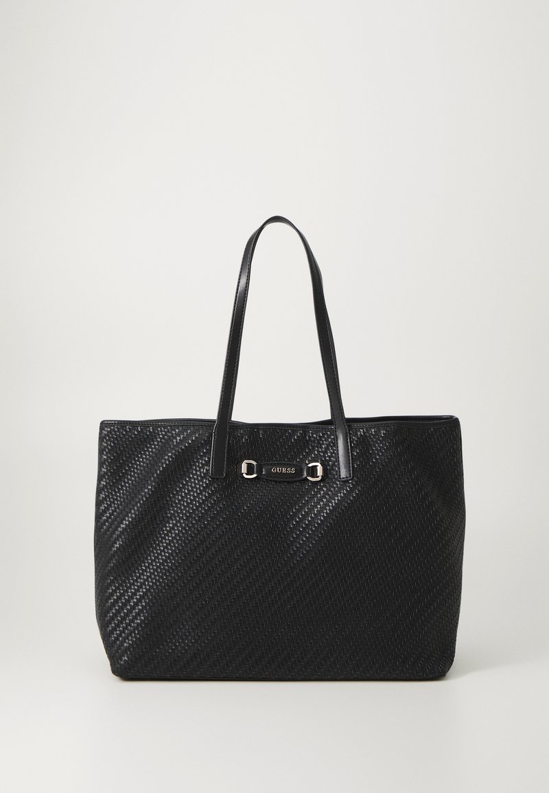 Geantă neagră tip tote cu textură țesută, două bretele pentru umăr, accente de metal argintiu și un detaliu cu logo în centru. Formă rectangulară.