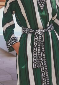 Next BELTED KAFTAN  - REGULAR FIT - Nappali ruha - green white stripe