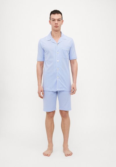 Ensemble de pyjama bleu clair à manches courtes avec une chemise à boutons et un short assorti, comportant une poche poitrine et une bordure blanche contrastante.