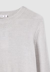 Maglione lavorato a maglia grigio chiaro con colletto a girocollo a costine e maniche lunghe, taglia piccola, su uno sfondo semplice.