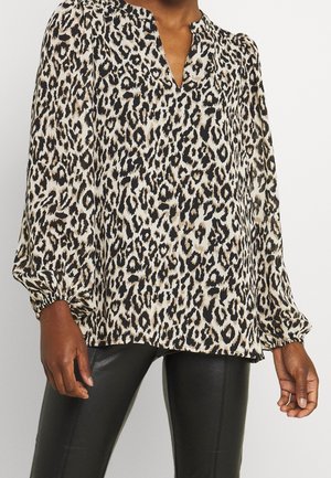 Leopardenmuster-Bluse aus leichtem Stoff, mit V-Ausschnitt und langen Ärmeln mit elastischen Bündchen. Die Farben umfassen Beige, Schwarz und Braun.