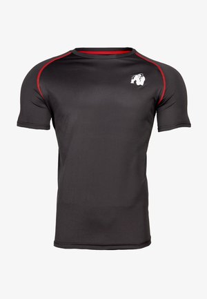 Zwart sportshirt met korte mouwen en rode accenten langs de schouders en de kraag. Bevat een wit logo op het bovenste gedeelte van de linkerkant van de borst.