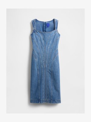 Vestido de ganga com uma silhueta ajustada, design sem mangas, costuras curvadas e bainha reta. Fecho com zíper nas costas e um rótulo azul no pescoço.