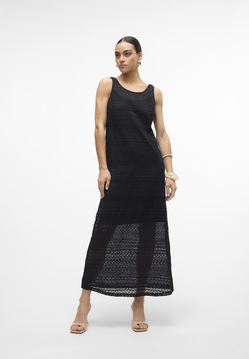 Vestido maxi preto em malha com design sem mangas, apresentando recortes horizontais em padrão. Textura suave e silhueta fluida.