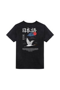 Čierne bavlnené tričko s grafikou hory Fuji, červeného slnka a žeriava, s japonským textom a ďalšími detailmi v bielej farbe.