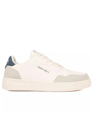 Witte lage sneaker met beige accenten, veters en een gebrand "Teddy Smith" label aan de zijkant en marineblauwe details op de hiel.