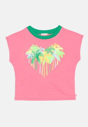 T-shirt court rose avec col vert et palmiers pailletés multicolores formant un cœur à l'avant.