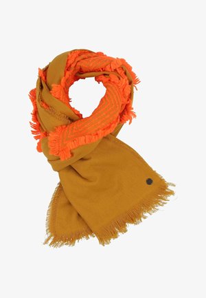 Mosterdgele sjaal met een getextureerd oranje franjes ontwerp langs de randen, en een klein metalen accentlabel aan één kant.