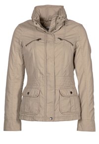 Beige avslappnad jacka med hög krage, framfickor med blixtlås, två bröstfickor med blixtlås och två fickor på höfterna med tryckknappar.